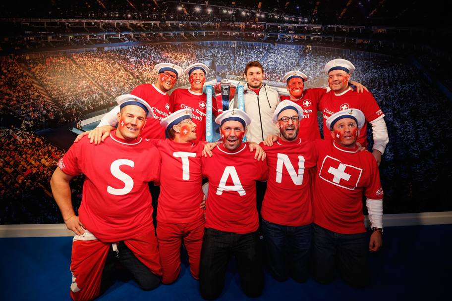 Stan Wawrinka posa con alcuni fan svizzeri all&#39;O2 Arena di Londra in una pausa delle Finali Atp